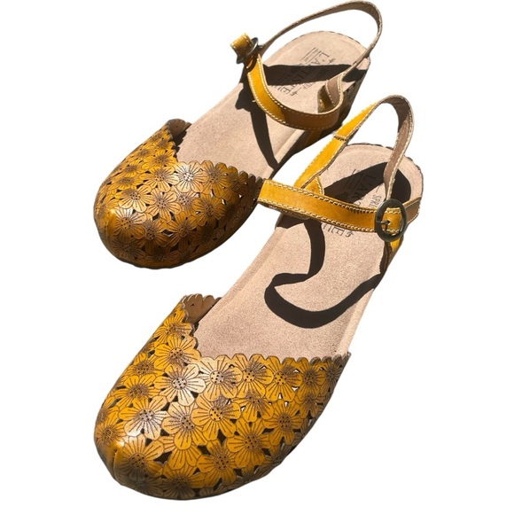 L’Artiste by Spring Step: Livia Mary Jane Flower Sandals - Picture 3 of 5
